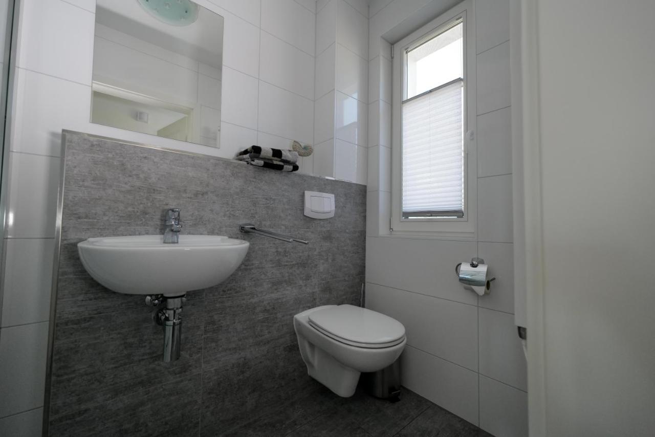 Ostseelagune Zingst, Exklusive Dhh, Strandnah, Sauna, Kamin, 3 Sz, 2 Baeder, Glasfaser, Haustierfrei, Garten Mit Suedterrasse, E-Ladesaeule, 2 Stellplaetze, Strandkorb, Fahrradschuppen, Waschmaschine, Trockner, Nichtraucher Kültér fotó