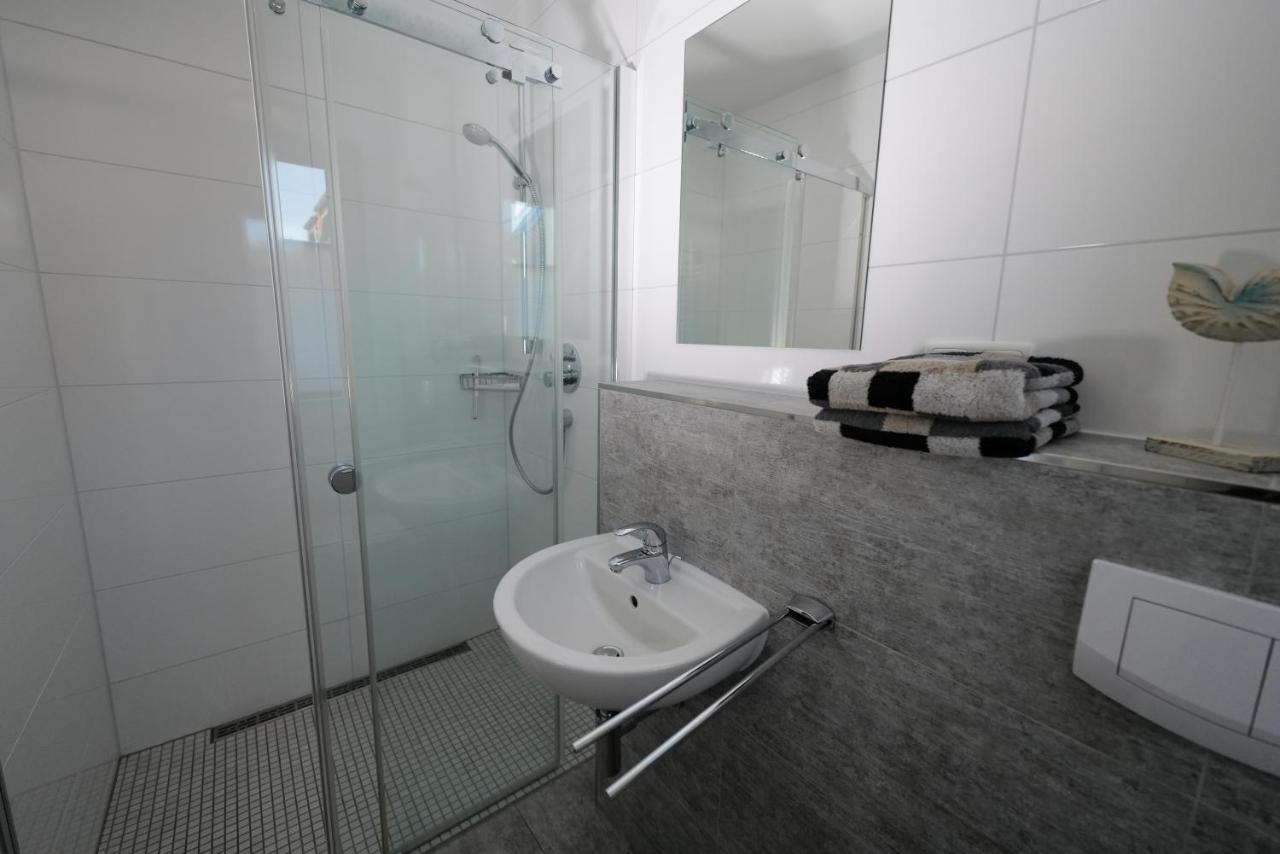 Ostseelagune Zingst, Exklusive Dhh, Strandnah, Sauna, Kamin, 3 Sz, 2 Baeder, Glasfaser, Haustierfrei, Garten Mit Suedterrasse, E-Ladesaeule, 2 Stellplaetze, Strandkorb, Fahrradschuppen, Waschmaschine, Trockner, Nichtraucher Kültér fotó